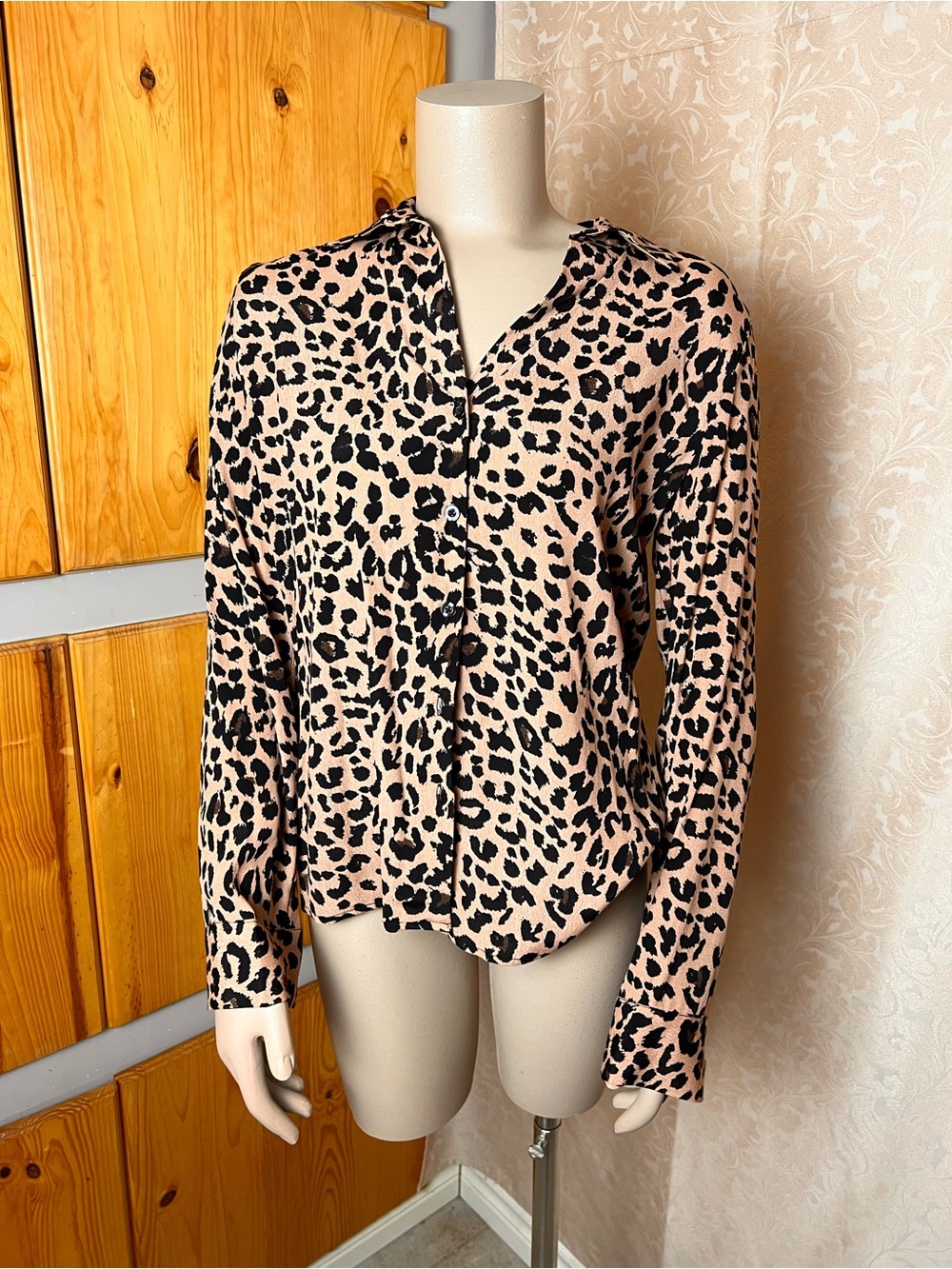DYNAMITE Brown and Black Cheetah Print Business Casual Button-up Blouse